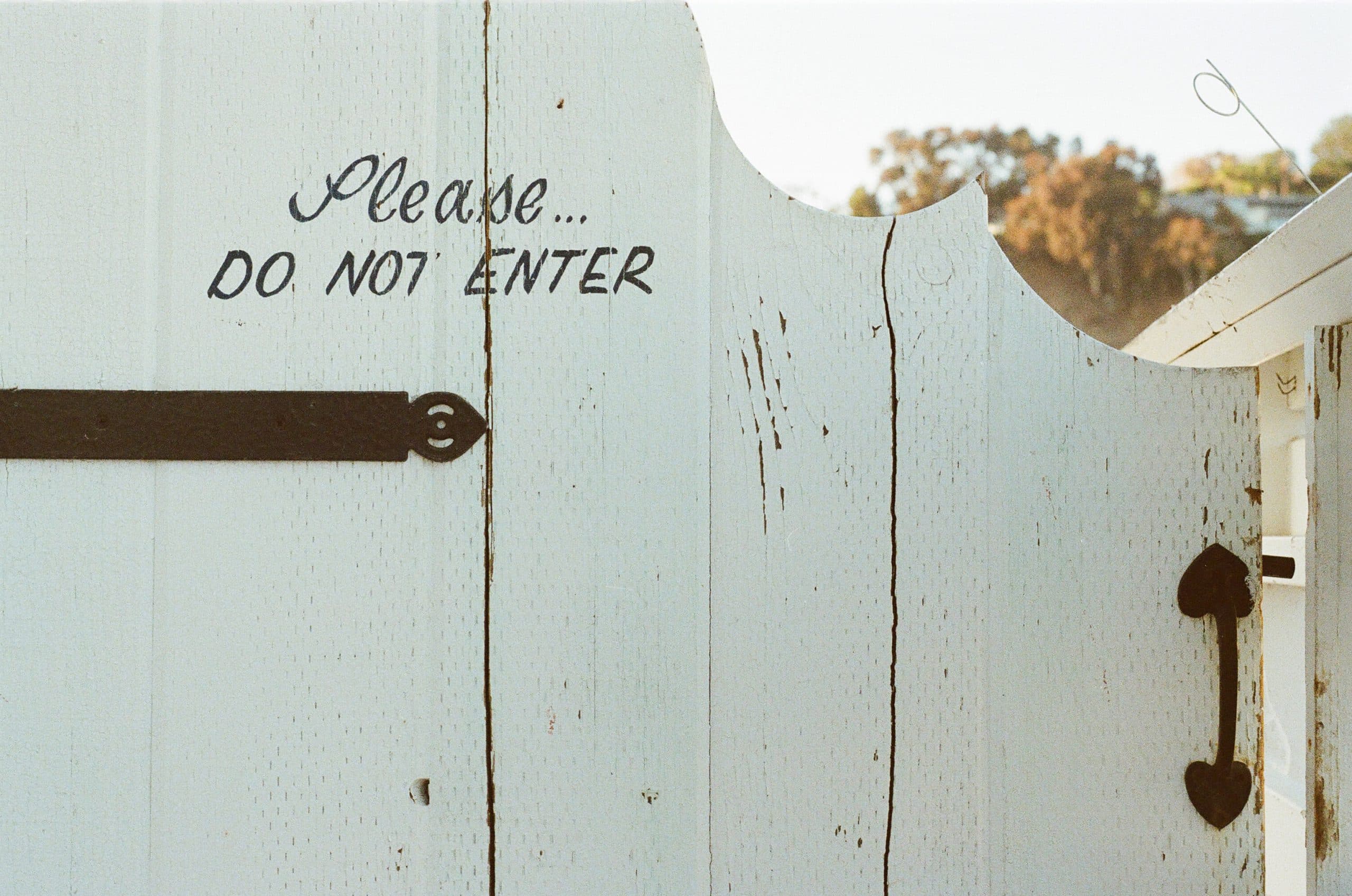 border-do-not-enter-door-2564